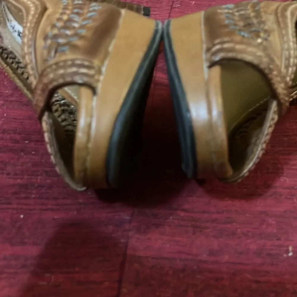 American eagle 4” heel open tie basket weave shoes
